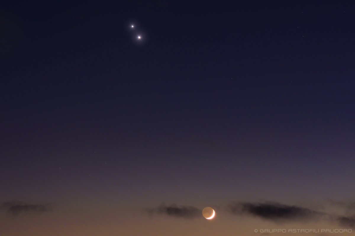 APalidoro's tweet photo. 🌟 La grande #congiunzione si avvicina! 🌟
Poco dopo il tramonto, su #Palidoro si è manifestata questa #magia: Falcetto di #Luna con #Giove e #Saturno.
#Futuro24 @andreabettini 
© Gruppo Astrofili Palidoro https://t.co/APfEMVXT6r