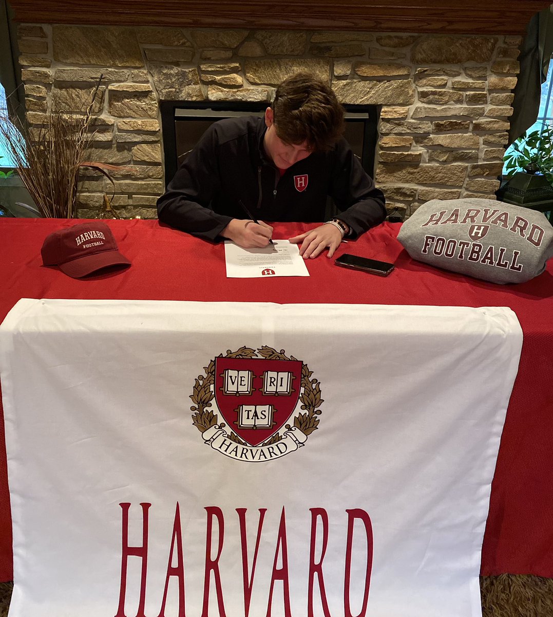 _charlesdeprima's tweet photo. It’s official✍🏼 #signed #GoCrimson @HarvardFootball https://t.co/YIigV9m4dP