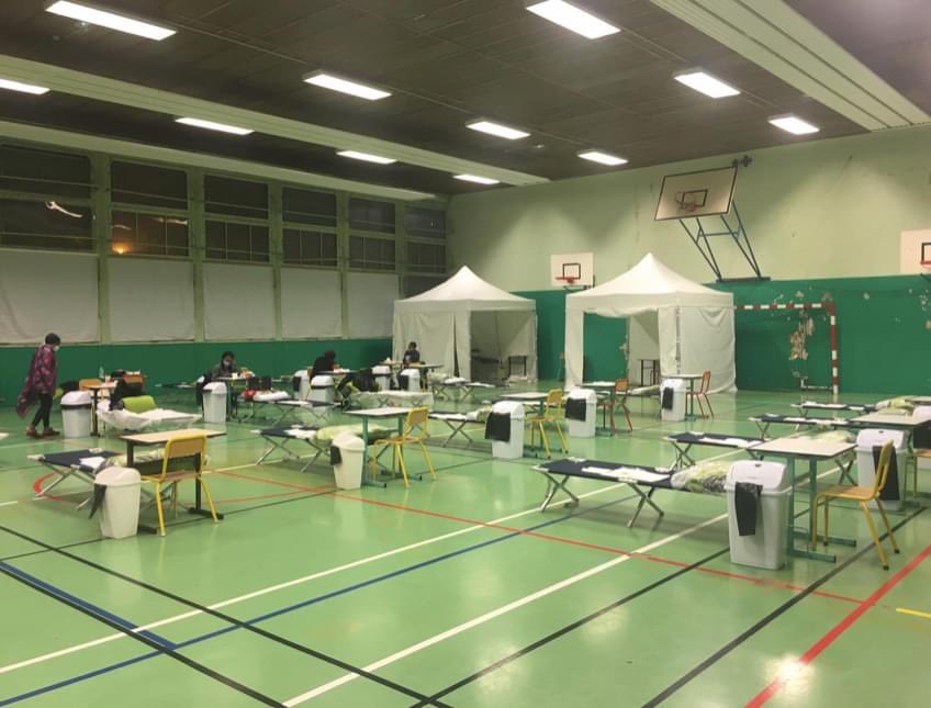 PatriceBessac's tweet photo. Ce soir dans le gymnase que nous avons ouvert cette semaine pour mettre à l'abri les personnes à la rue.

Hébergement mais aussi accompagnement : l’an passé, aucune personne n’était retournée à la rue à la fermeture du gymnase. 

Très belle solidarité à @montreuil ! https://t.co/xgxUnwjrI4