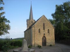 916 entered Hoesdorf & found it abandoned by the US (since Sep). Here, Schmäschke was able to put on dry underwear (spares donated by a comrade) in the church, before the Kompanien commenced the climb up the steep slopes to the plateau & the 109th. 14)