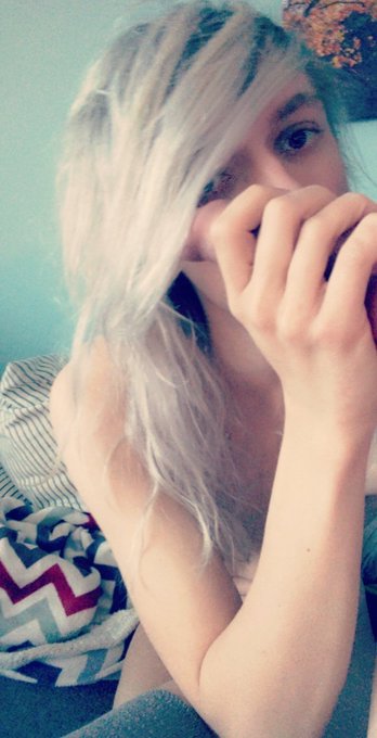 2 pic. Haha cock https://t.co/kZoEf6oWFR