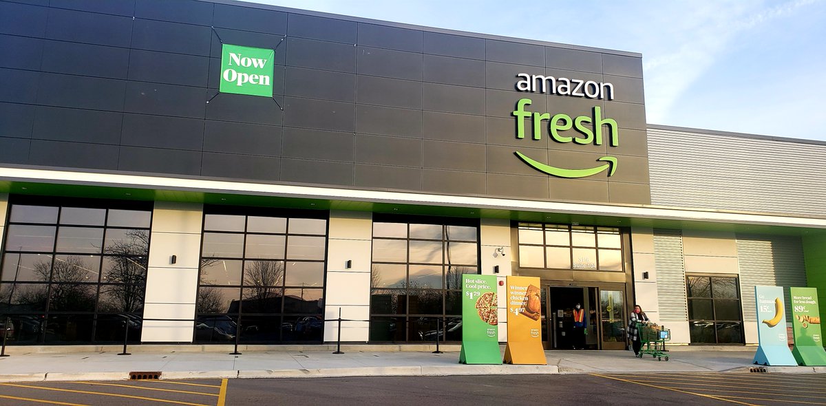 I went to visit the new  @AmazonFresh grocery store that opened last week in the  #Chicago suburb of Naperville. The following is a thread about my experience and general impressions.  #retail  #tech  #technology