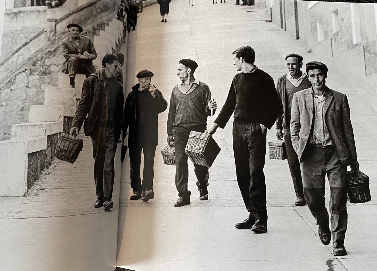 santiagogrial's tweet photo. Carlos Valcárcel tamén pasou por Malpica. Polo seu porto, retratando á súa xente. Estas son só tres das moitísimas imaxes extraordinarias que aparecen no seu libro de traballos feitos entre 1960 e 1980, nunha coidada edición («Imaxes dun país») da Editorial Canela. https://t.co/SeqyzR5ChC