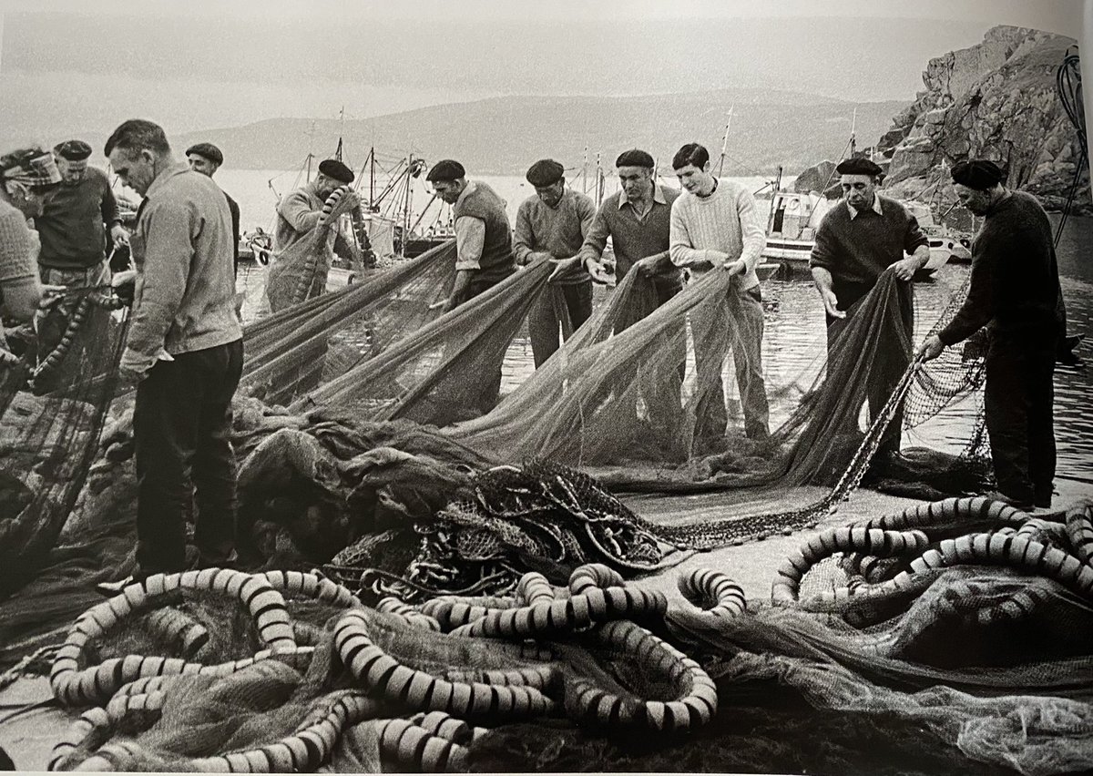 santiagogrial's tweet photo. Carlos Valcárcel tamén pasou por Malpica. Polo seu porto, retratando á súa xente. Estas son só tres das moitísimas imaxes extraordinarias que aparecen no seu libro de traballos feitos entre 1960 e 1980, nunha coidada edición («Imaxes dun país») da Editorial Canela. https://t.co/SeqyzR5ChC