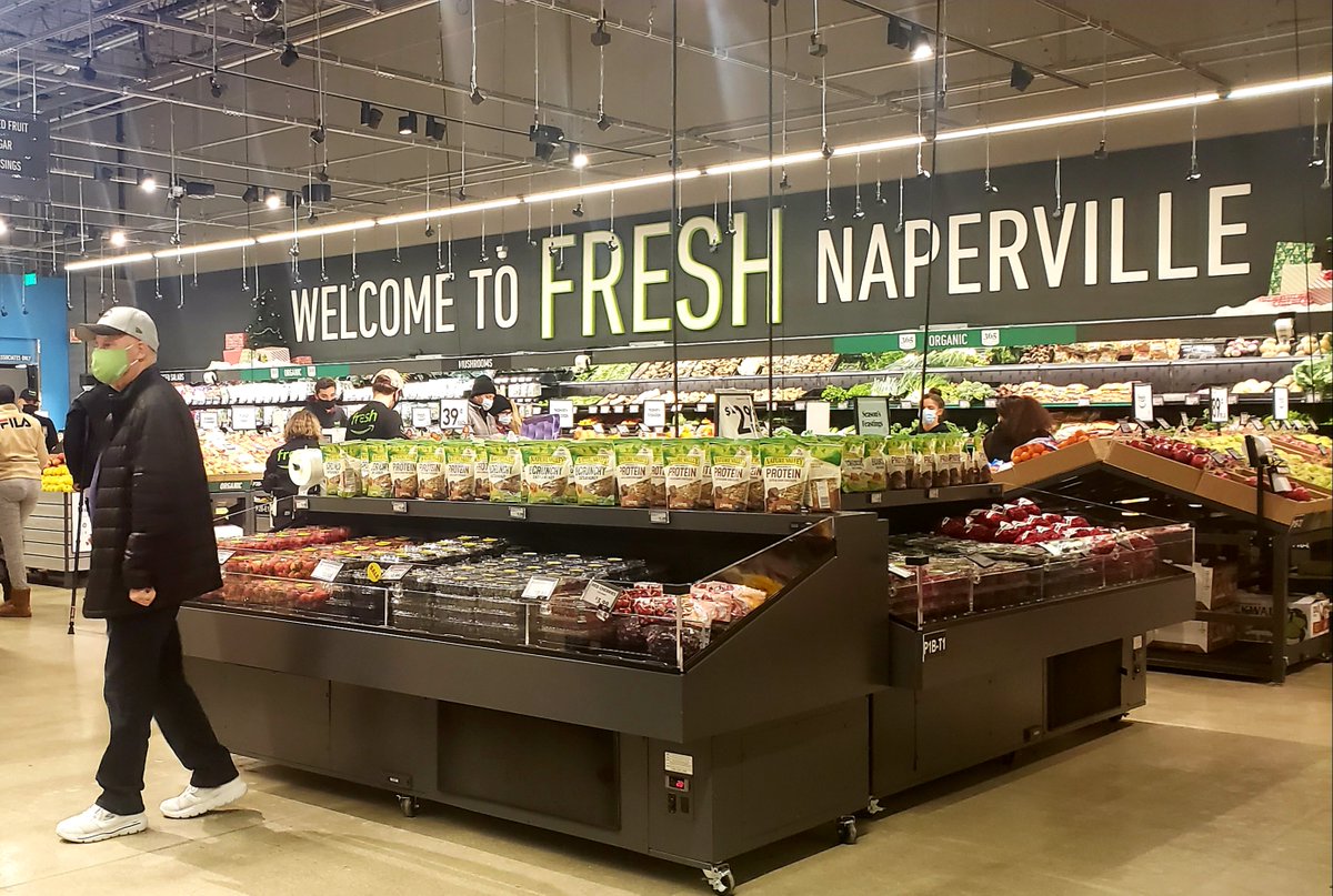 I went to visit the new  @AmazonFresh grocery store that opened last week in the  #Chicago suburb of Naperville. The following is a thread about my experience and general impressions.  #retail  #tech  #technology