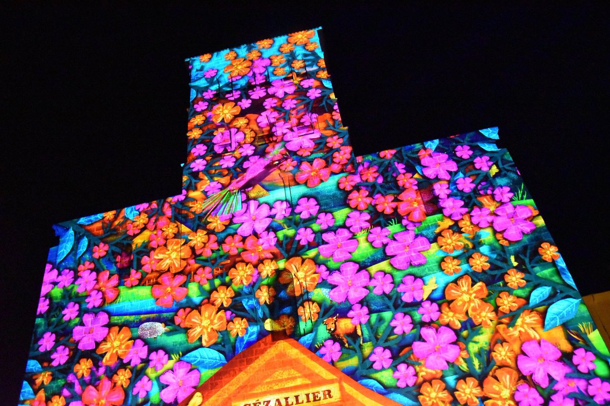 VilleIssoire's tweet photo. #SPECTACLE 🎥 Le spectacle " La Région des Lumières "✨ est lancé ! 20 minutes ≈ de tableaux animés qui valorisent le territoire et la cité 😍 🙏 @auvergnerhalpes 🙏 Tous les soirs, en boucle de 18h à 20h jusqu'au 10 janvier 2021 🙃 https://t.co/RNOKTuwsdw