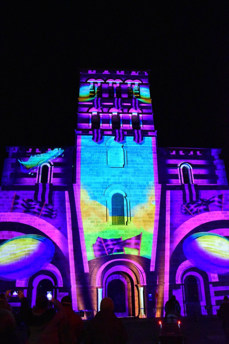VilleIssoire's tweet photo. #SPECTACLE 🎥 Le spectacle " La Région des Lumières "✨ est lancé ! 20 minutes ≈ de tableaux animés qui valorisent le territoire et la cité 😍 🙏 @auvergnerhalpes 🙏 Tous les soirs, en boucle de 18h à 20h jusqu'au 10 janvier 2021 🙃 https://t.co/RNOKTuwsdw