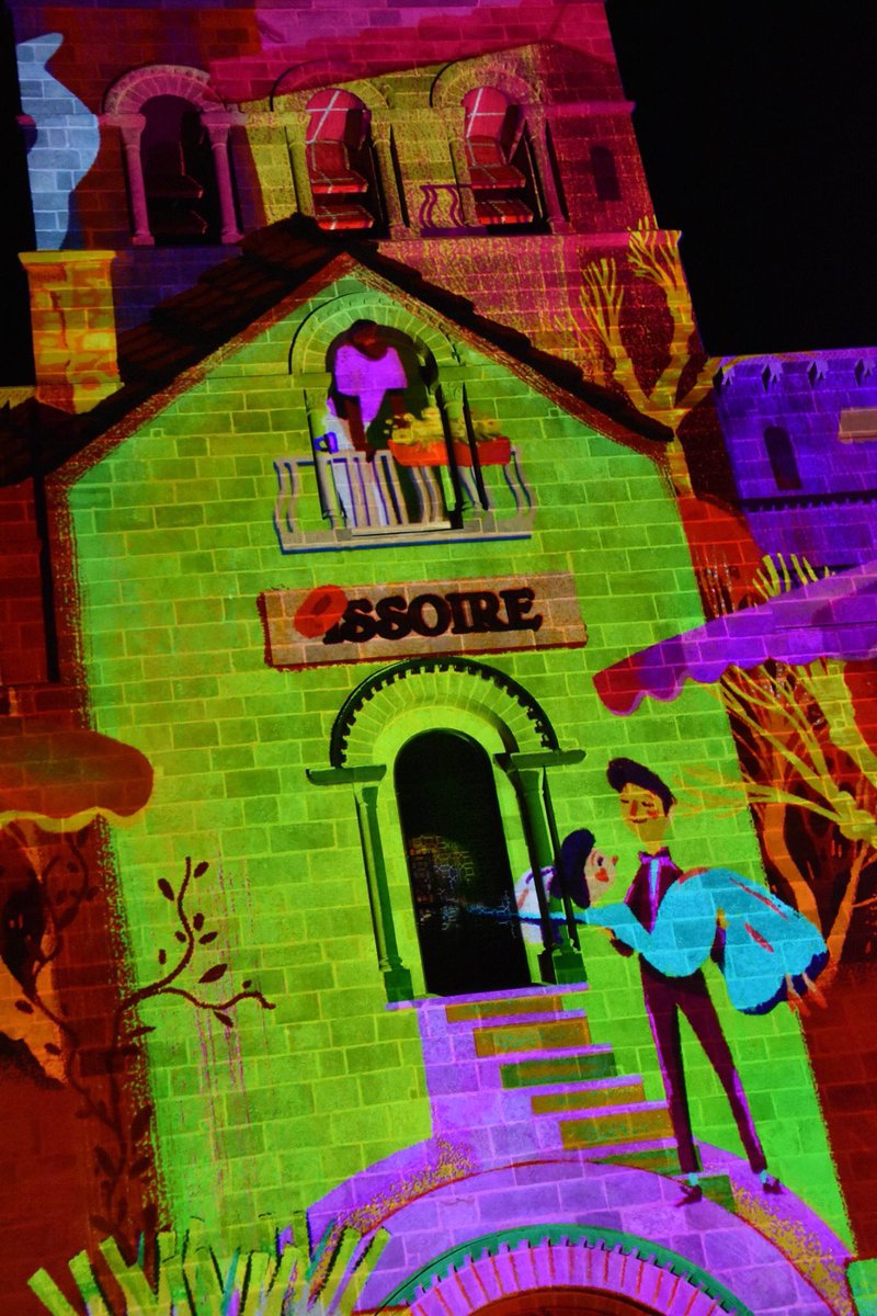 VilleIssoire's tweet photo. #SPECTACLE 🎥 Le spectacle " La Région des Lumières "✨ est lancé ! 20 minutes ≈ de tableaux animés qui valorisent le territoire et la cité 😍 🙏 @auvergnerhalpes 🙏 Tous les soirs, en boucle de 18h à 20h jusqu'au 10 janvier 2021 🙃 https://t.co/RNOKTuwsdw