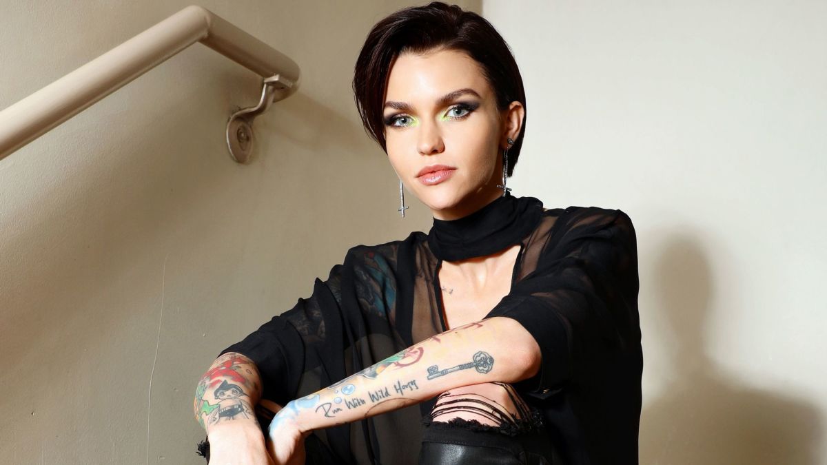 beomtoes's tweet photo. if freaking romance was a live action, she needs to play verose. im done these girls are literally hot asf. #RubyRose #verose #FreakingRomance #webtoon https://t.co/Mi2tO7sHbe