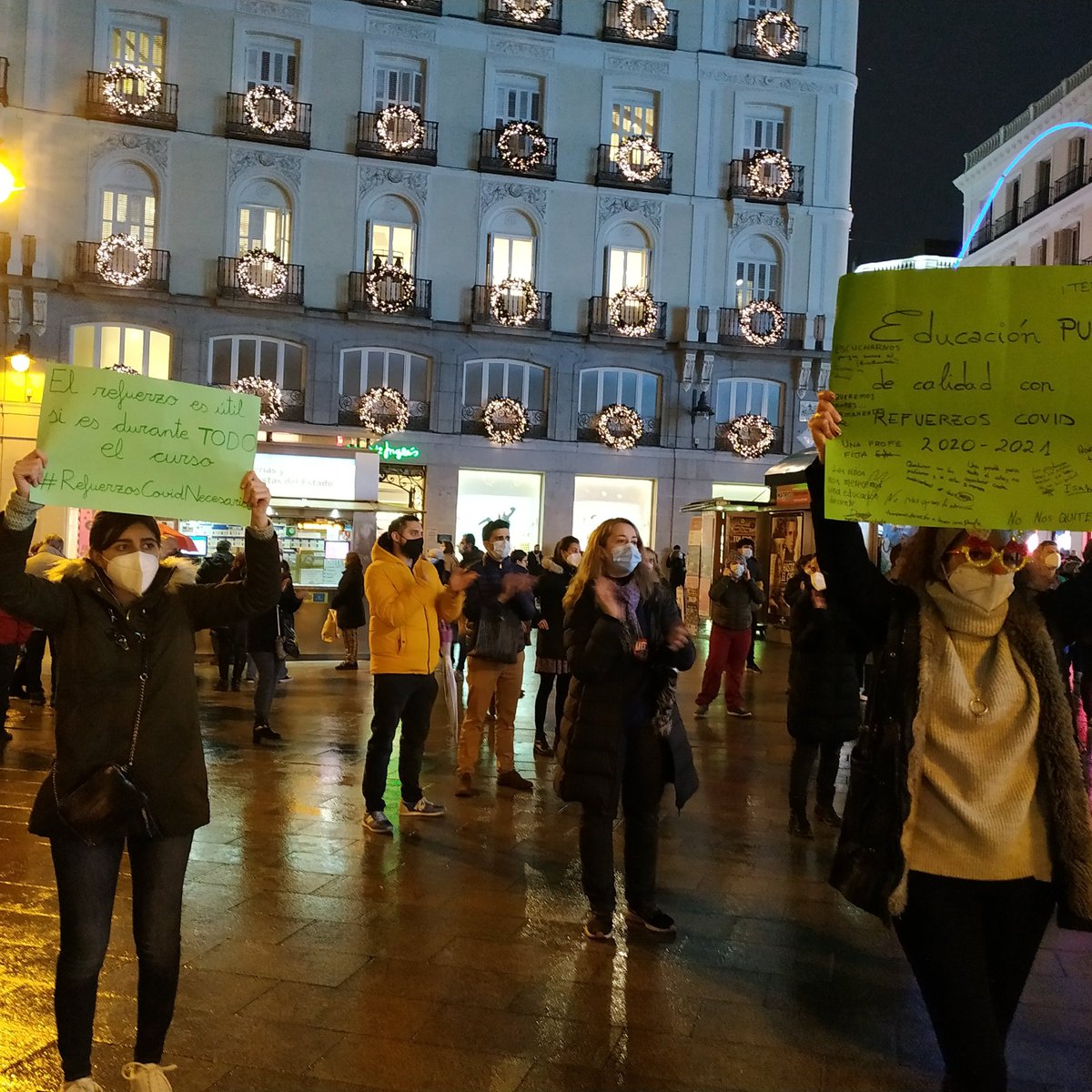 ProfePor's tweet photo. Puerta del Sol vuelve a llenarse de docentes, familias y alumnos para pedir una medida lógica y necesaria.

REFUERZO EDUCATIVO TODO EL CURSO
@eossoriocrespo @IdiazAyuso 

#RefuerzosCovidNecesarios 
#DocentesTodoElCurso 
#NoTeVayasProfe https://t.co/9tHKE5fFo6