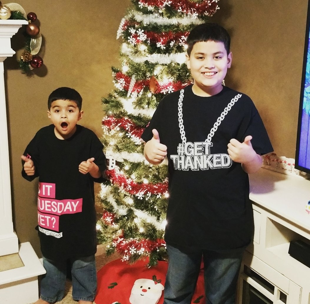 _Michael_Cruz_'s tweet photo. @TMobile #HolidayOn They both want 5G Samsung phones https://t.co/2z78OB4cVR