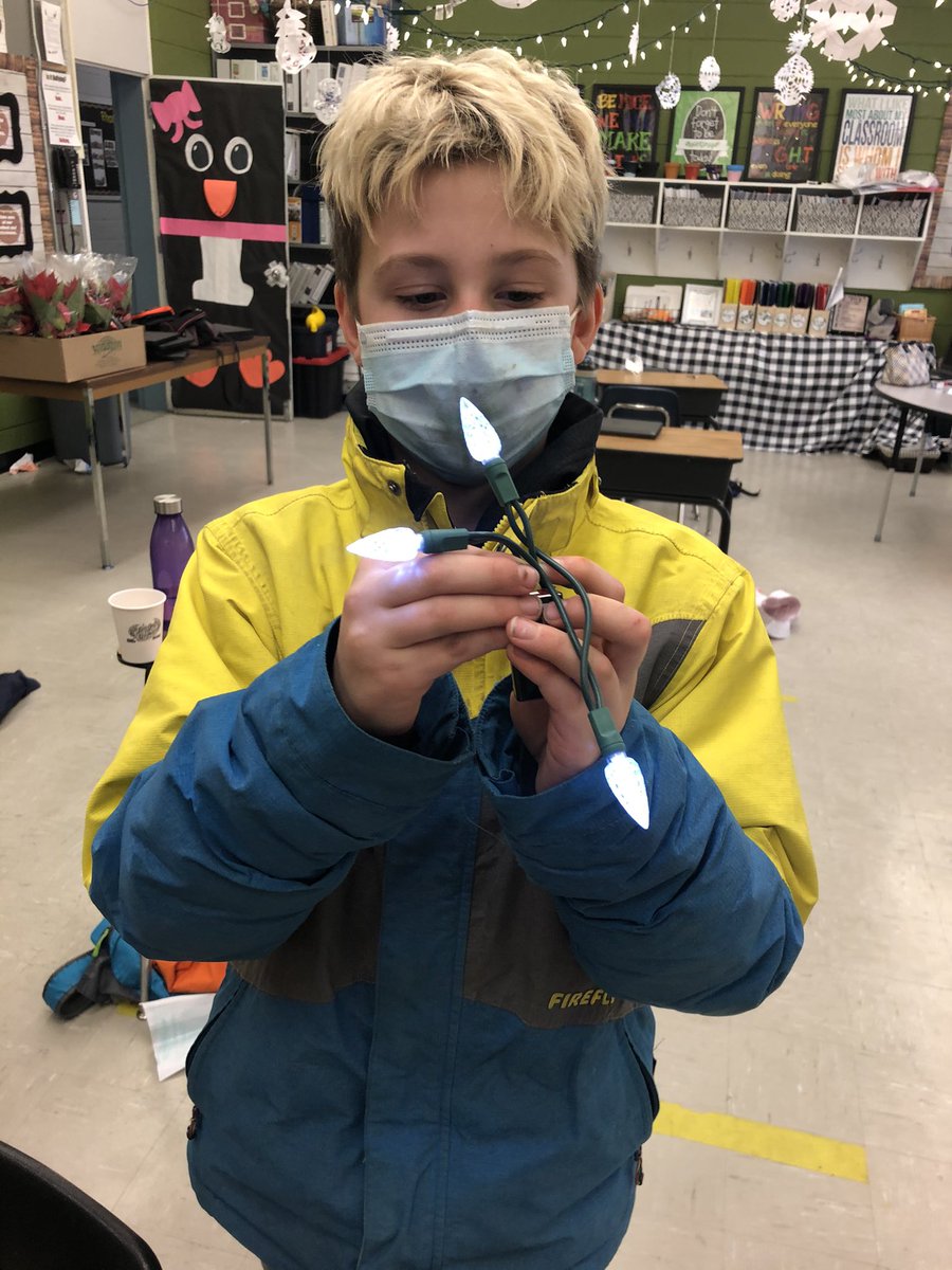 ErinRichardHZSD's tweet photo. Ss loved seeing how electricity works as we discussed energy produced powers items in our home. #xmaslights #xmasSTEM #xmasactivities #STEMeducation #STEM #growchangelearn @horizonsd205 @nokomisschool https://t.co/ma21FRoxaj