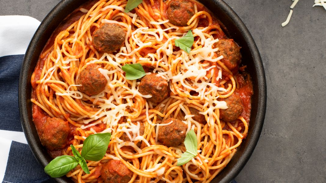 sharethepasta's tweet photo. Enjoy this #PastaFact from Chef Rosario: “The perfect pasta recipes in the winter are PASTA AL FORNO (oven-baked). They're perfect for family meals, can be made ahead, & warm up the house when cooking them!” Learn more about baked pasta recipes at https://t.co/qX9LHY7cU3. https://t.co/4FalQLvUMF