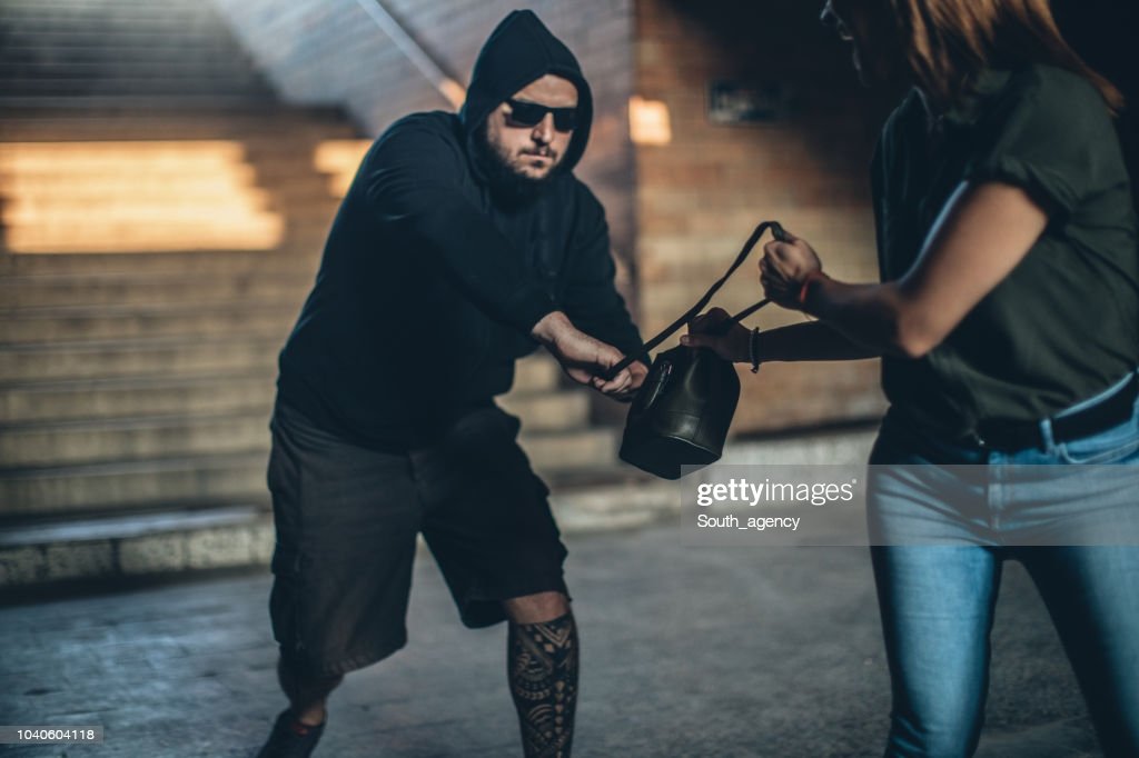 असते.जोपर्यंत कोणत्याही गुन्हेगारीमुळे समाजाची शांतता भंग होत नाही तोपर्यंत पोलिस दलाला त्यात खूप लक्ष घालायची गरज नसते ते फक्त नियंत्रणात ठेवायचे असतेमघाशी नमूद केलेले आपले फक्त गैरसमज असतात.गुन्हा नोंदवण्यास टाळाटाळ करण्याचे नेहमीचे रडगाणे या अधिकारशाहीच्या नाड्या 