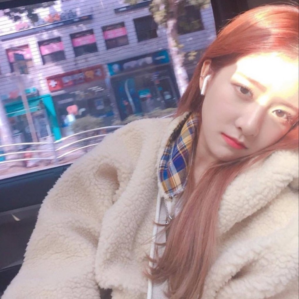 EXYLOOKS's tweet photo. pov: exy is your girlfriend https://t.co/utWxWVBPdS