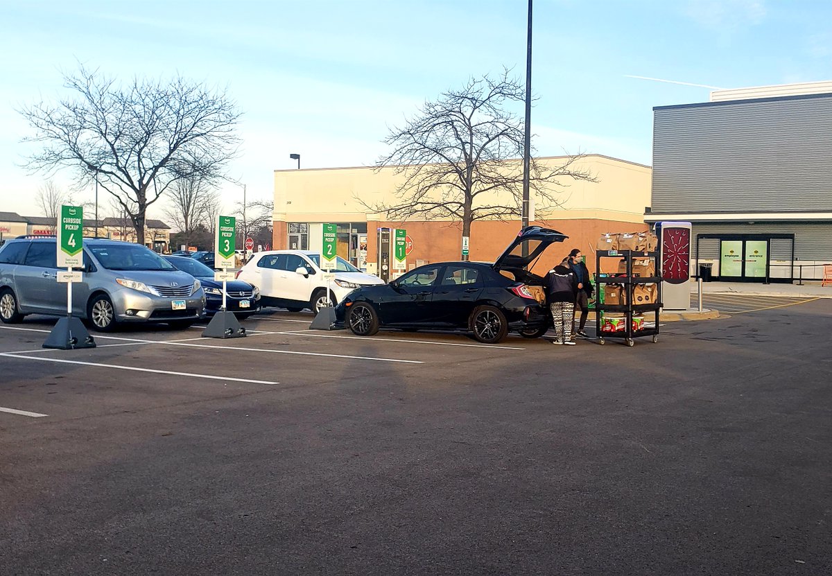 This Amazon Fresh store does a healthy click-and-collect business. While shopping on on this weekday afternoon, I’d estimate that at least one-third of the "shoppers" were Amazon employees.  #digital  #ecommerce