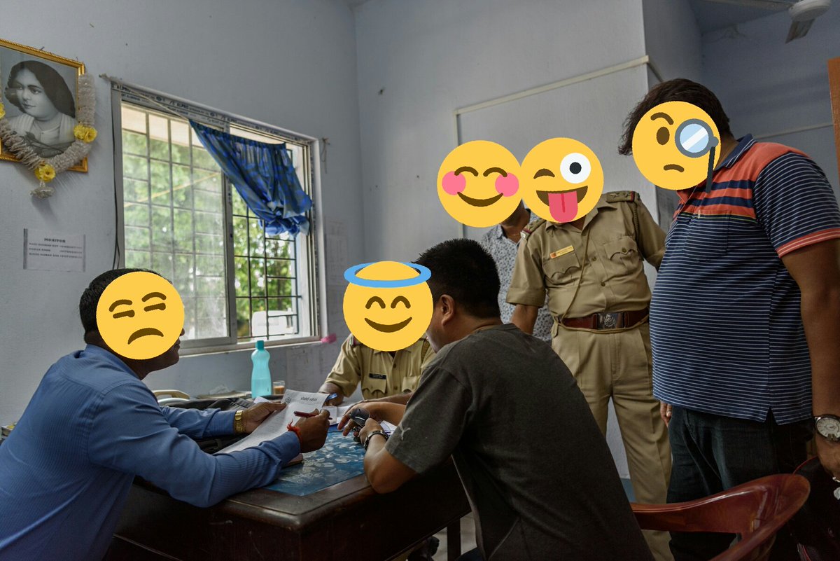 अखील ला काही प्रश्न विचारून तक्रार नोंदवून घेण्याआधी माया(तीच,बहीण)ला बोलवायला सांगितले जातेतिच्यावर प्रश्नांची सरबत्ती,मग तक्रार नोंदणी,त्यांच्या हातात तक्रार नोंदीच्या कागदाची एक प्रत दिली जाते,हे दोघे घरी येतातदुसऱ्या दिवशी अखील काही झाले का पाहण्यासाठी पोलीस स्थानकात परत