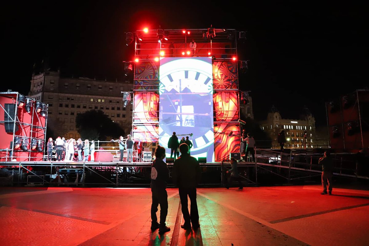 Insectotropics's tweet photo. Últims detalls per encendre Plaça Catalunya amb el nostre espectacle, Cançó de Nadal 😎🔥
#multimedia #video #livecinema #videoart #painting #paint #music #barcelona #audiovisual #theatre #liveshow #insectotropics #art #performance #videoart #videopainting #artstagram #artistic https://t.co/VmrG5vxplk