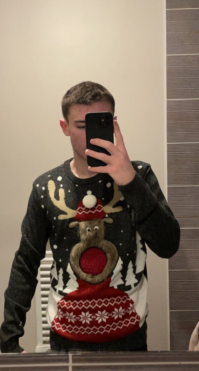 sugarwalasse's tweet photo. 20 rt je mets ce pull au lycée vendredi https://t.co/WmlD4JynRQ