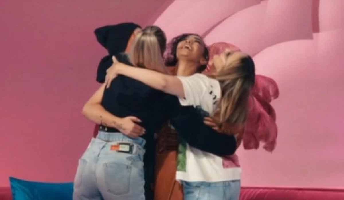 Mariana69661491's tweet photo. They really don't know how it feels to us watching them hug🥺💔
4EVER LITTLE MIX https://t.co/6snYiuHzgW