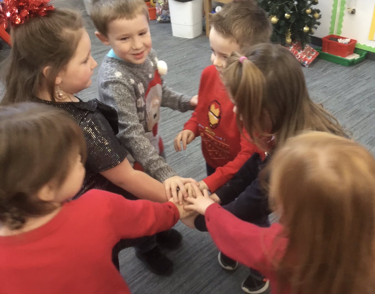 KirklistonPS's tweet photo. Christmas party time! Team challenge to design a snowman card, followed by some dancing. Great fun! #kpsp2 #kpsp2/1 https://t.co/iQryj5hQwb