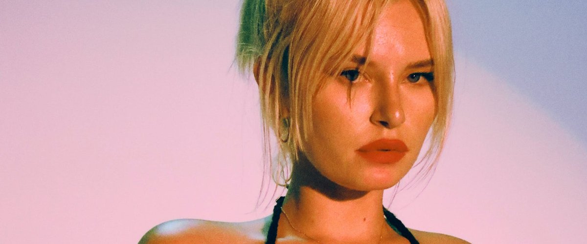 LOFFICIELUSA's tweet photo. After fronting synth-pop-punk band The Pink Slips, 23-year-old @GraceMcKagan grows up with her new solo project, "Surrender" #MUSIC #INTERVIEW #GRACEMCKAGAN See the new music video here: https://t.co/DsSHTIM0es https://t.co/MFEogV5jtq