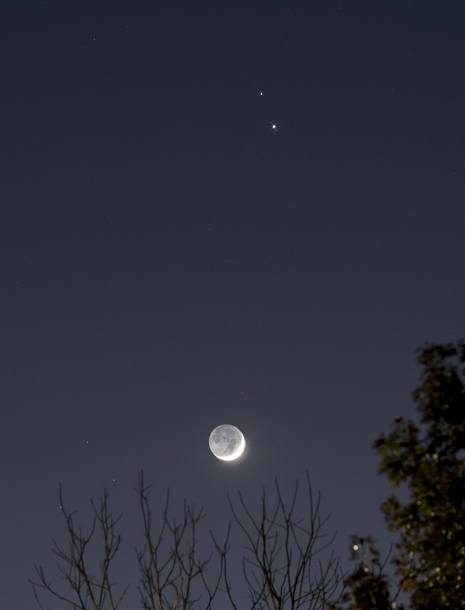 mauryjacks's tweet photo. The crescent Moon with Jupiter (and its moons) and Saturn above. https://t.co/OjNZlW6cqs
