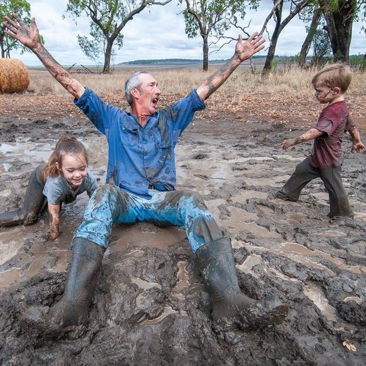 unisqaus's tweet photo. Congrats to @usqedu's @dcsmartinelli - winner of The @RuralPressClub’s overall photography award 🏆 #usqproud 

Lifting the spirits of readers across the state via the @couriermail - his winning image featured Felton farmer and his children rejoicing after much-needed rain 💛 https://t.co/KsNJl5uu9M