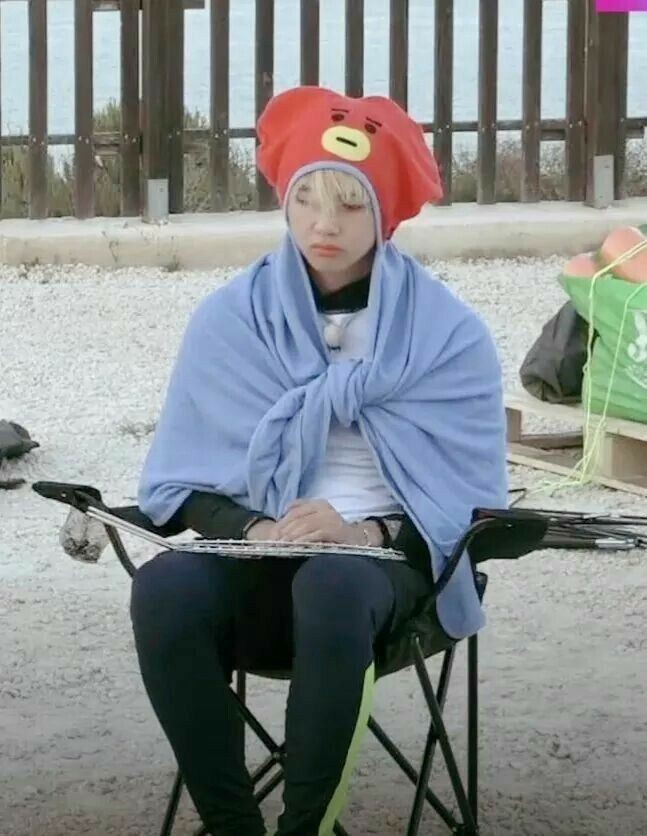 BtsSaidTeamWork's tweet photo. Taehyung being a babie https://t.co/3KlZHMXRhD