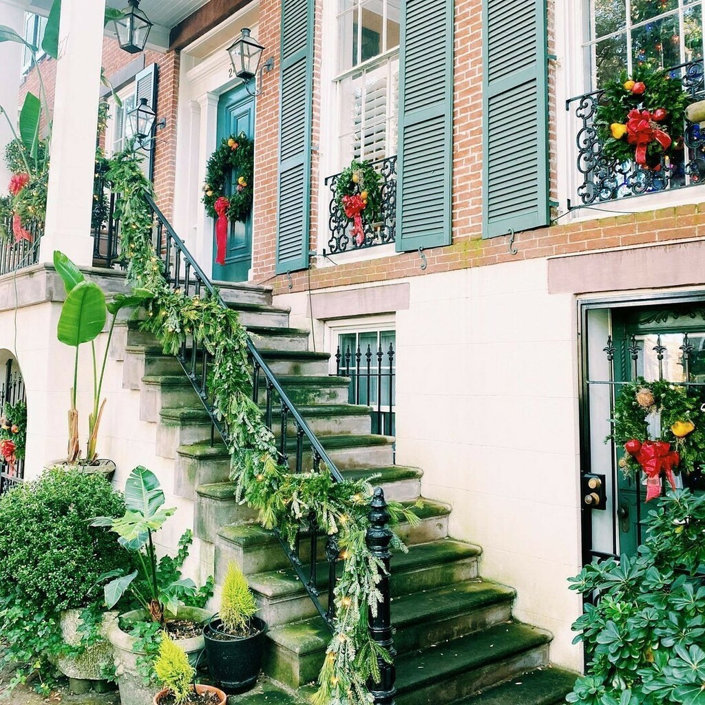 VisitSavannah's tweet photo. There's no place like Savannah for the holidays. 🎄 #VisitSavannah [📸: @itsmemikepe .
.
.
.
#savannah #savannahga #savannahgeorgia #historicsavannah #historicdistrict #downtownsavannah #historichome #architecture #holidaydecor #happyholidays #merryand… https://t.co/4Ule5AH1Cj https://t.co/1Q7W5YHxJH