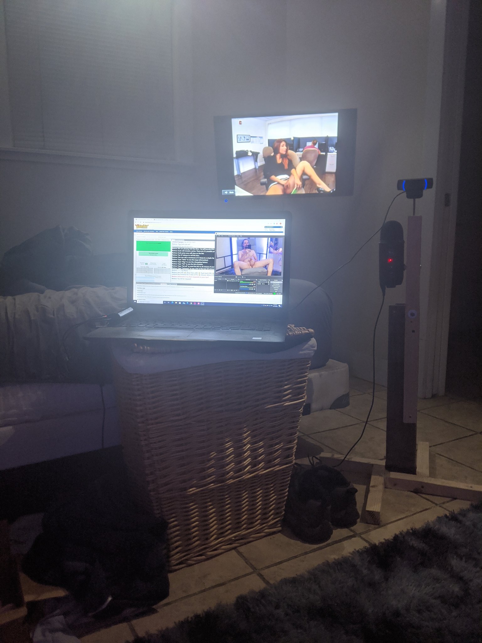 Chaturbate: Behind The Scenes With A Former Employee - xznux4w
