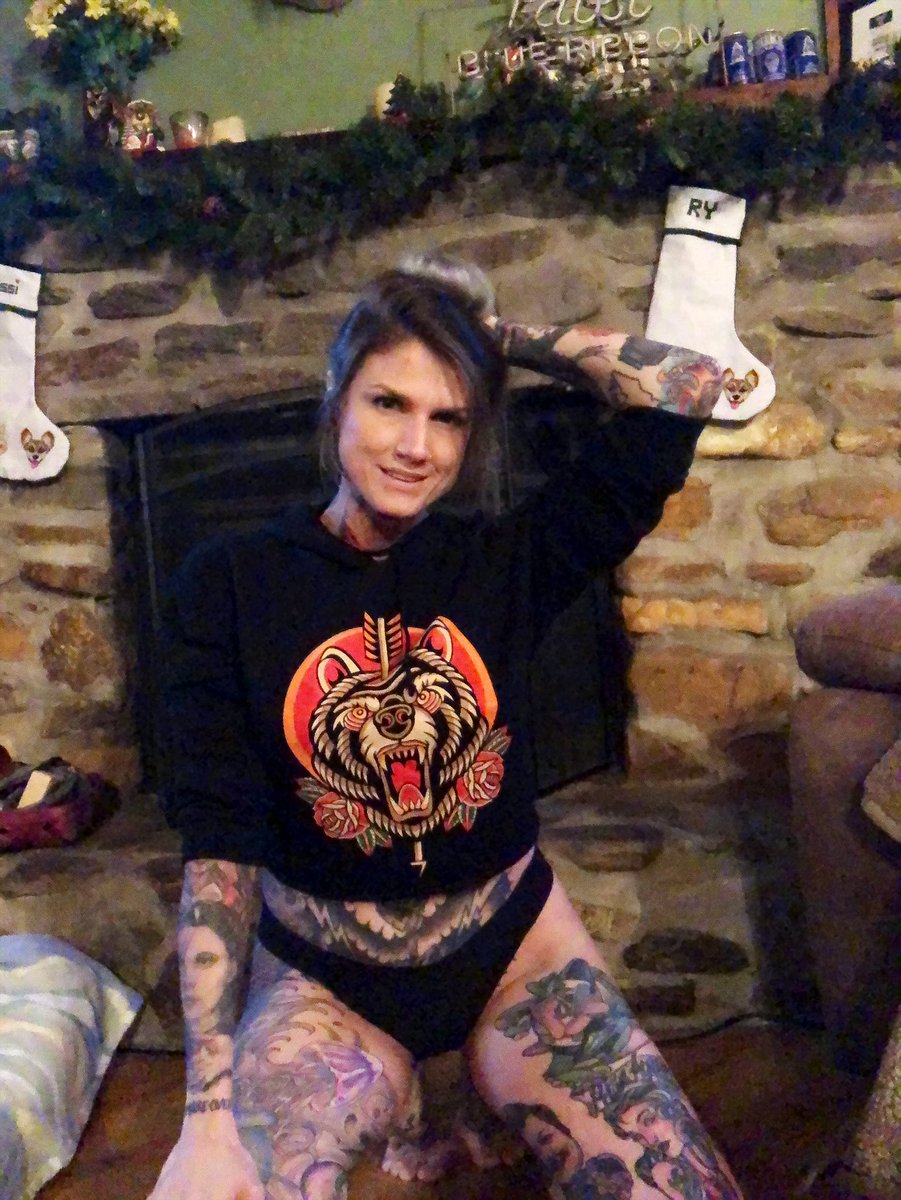 KarryKassi's tweet image. The lighting in my house makes everything look blurry. Except this hoodie😂🤷🏻‍♀️