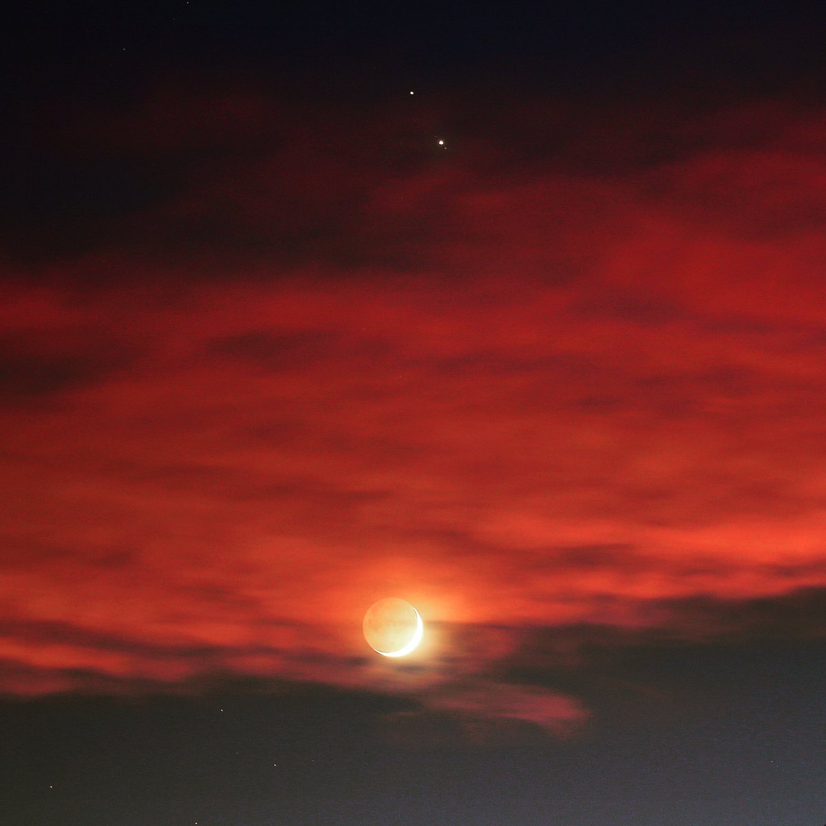 HugeRhino's tweet photo. Jupiter and Saturn (top) are starting to get pretty close. 12/16/2020. #stuffiseefromthebackyard #orangecounty #socal https://t.co/C0OCo1PCZj