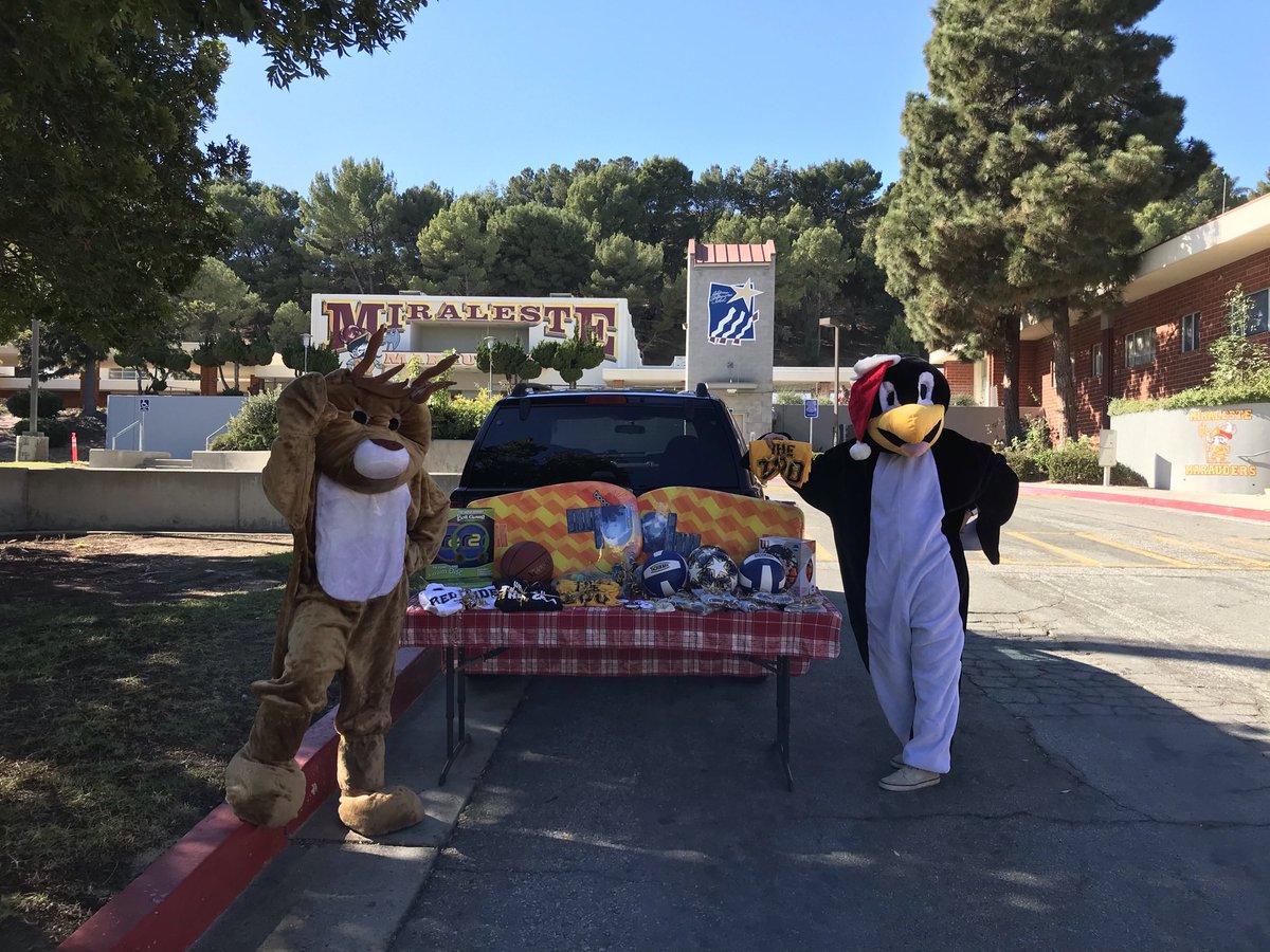 cmpinel's tweet photo. The Mighty Marauder Club had the SuperRaffle today . Winners came by to pick out prizes . Baskets, volleyballs, and Pura Vida bracelets were just some of them . 🎄🧑🏻‍🎄🎅🏻📚 https://t.co/88vMhe7tDC