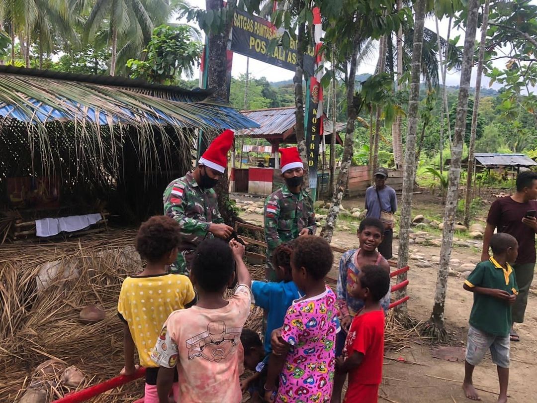 gmfkppiofficial's tweet photo. Satgas Pamtas RI-PNG Yonif Mekanis Raider 413 Kostrad, “Om Santa Bremoro” membagikan gula-gula untuk anak Perbatasan RI-PNG Kampung Kibay Distrik Arso Timur Kabupaten Keerom, bertempat di Pondok Natal Pos Kaliasin.
#tni #puspentni #tnipeduli #satgas #papua #WestPapua https://t.co/lyo9BzBWWV
