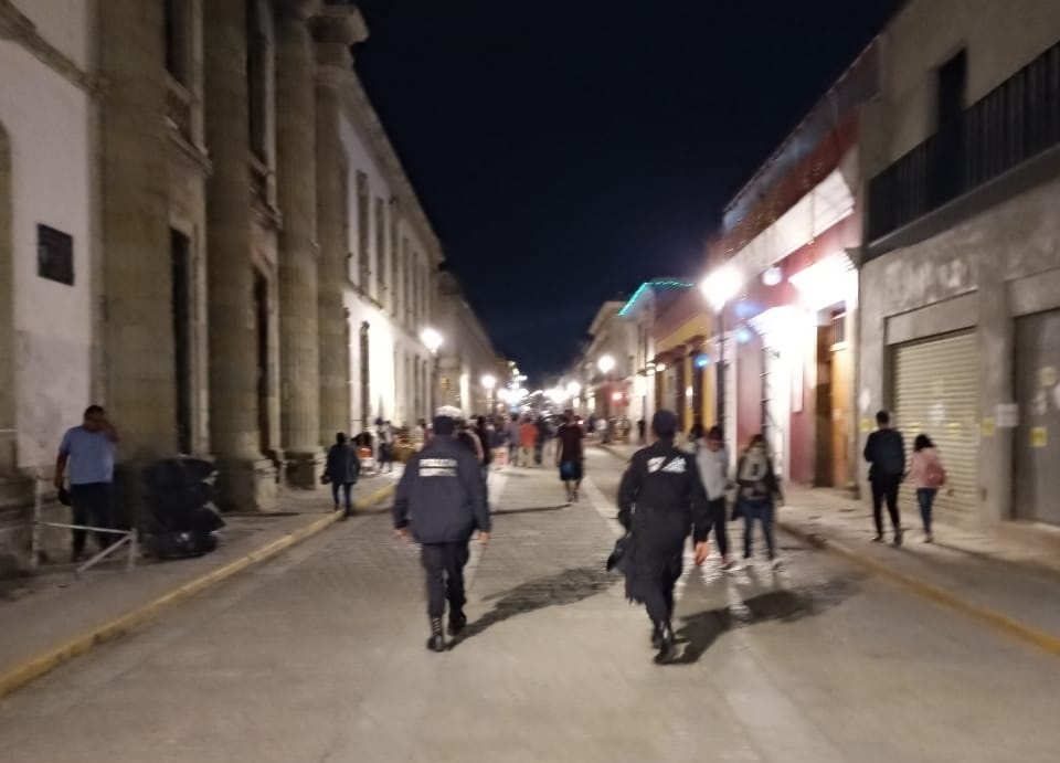 MunicipioSeguro's tweet photo. Efectuamos recorridos #PieTierra en el Andador Turístico con elementos de Proximidad Social. #MunicipioSeguro #QuédateEnCasa @MunicipioOaxaca https://t.co/wim4SrrtAN
