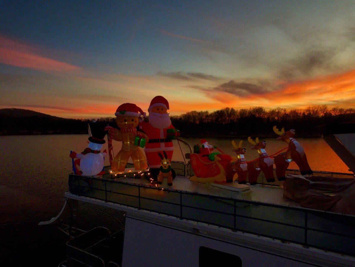LAKE30 Santa &amp; Friends spreading Christmas cheer around the lake...it’s LAKE30!🎅☃️⚓️🎄

Lake30.com
#lake30 #tablerocklake 
#explorebranson #boating