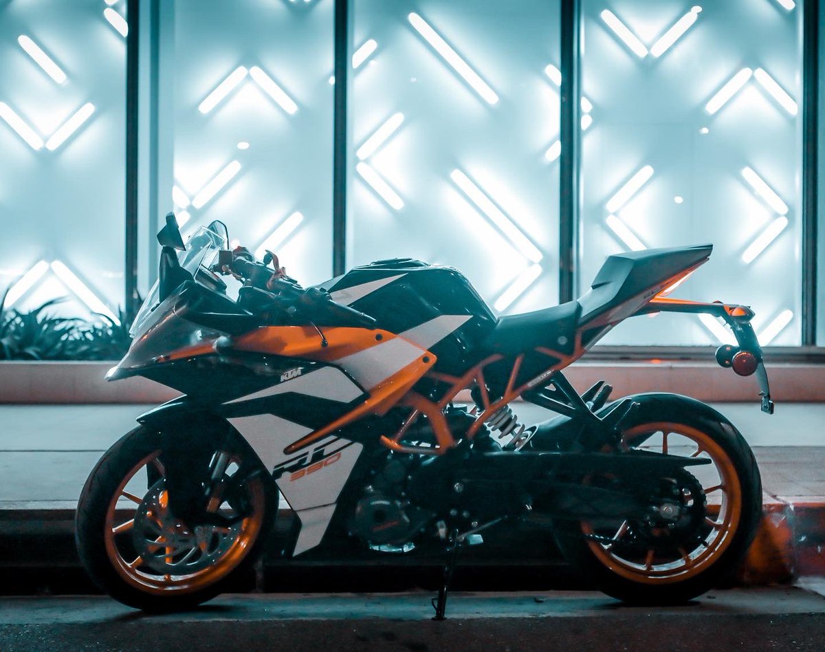 MotosTV's tweet photo. Por fin le hice unas buenas fotos a mi #KTM #RC390. Quería sacarle el mayor provecho a los colores fuertes naranjas y también darle espacio a la ciudad de Los Angeles para lograr precisamente estas fotos tan épicas 🏍🔥 https://t.co/7CApgENGNS