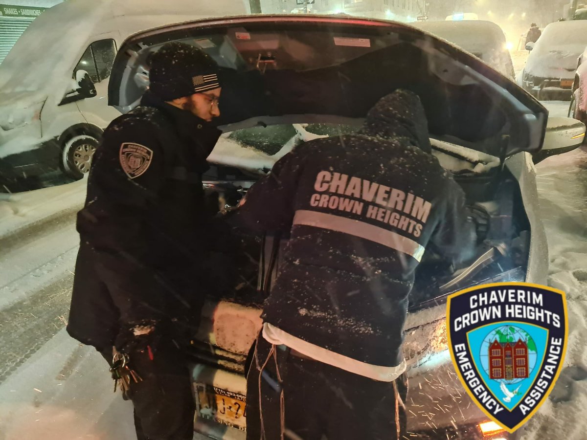 As the snow storm hits the streets of #CrownHeights, Chaverim Members were seen helping a stranded motorist. #Chaverim reminds the community to please not travel unnecessarily, and to check on your elderly neighbors. #CommunitySafety #ItsWhatWeDo