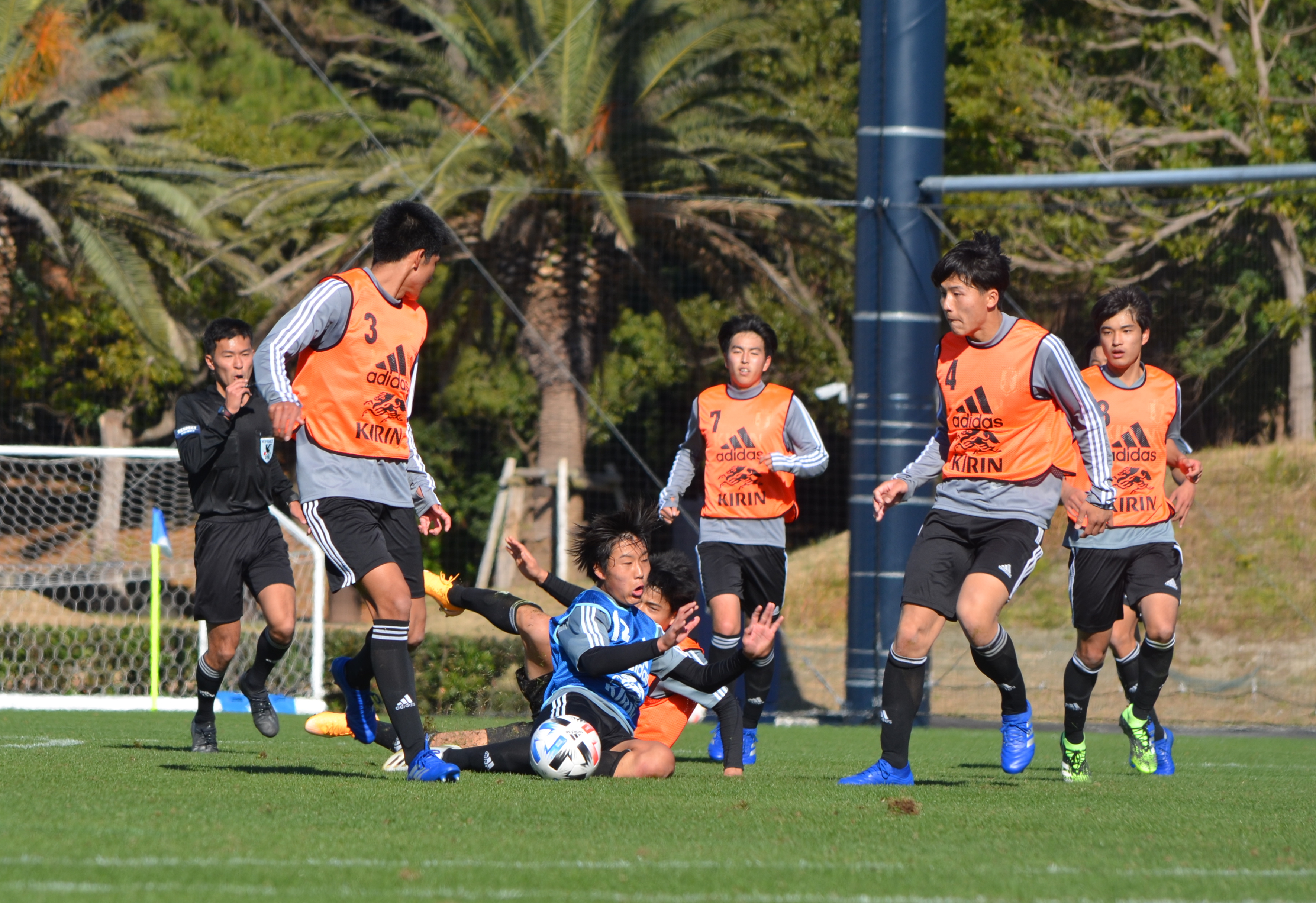 サッカーの羅針盤 Football Compass 高体連のタレントが多いu 18日本代表 ですが 1つ下の03世代から参加していた坂本一彩 ガンバ大阪 は飛び抜けてました ドリブル突破から恐ろしいミドル決めてたし それにしても この５人がかりはひどい