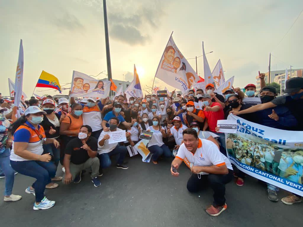 HAlvaradoE5's tweet photo. ¡La Revolución Ciudadana gobernó conversando con el pueblo, escuchando a los que más necesitan! Y vamos a volver. #LosRíosVotaUNO. En nuestros recorridos, conocemos lo que la gente clama, y ese sentir lo llevaremos a la Asamblea. #LosRíosVuelveABrillar @MashiRafael https://t.co/DVzBFF3VzR