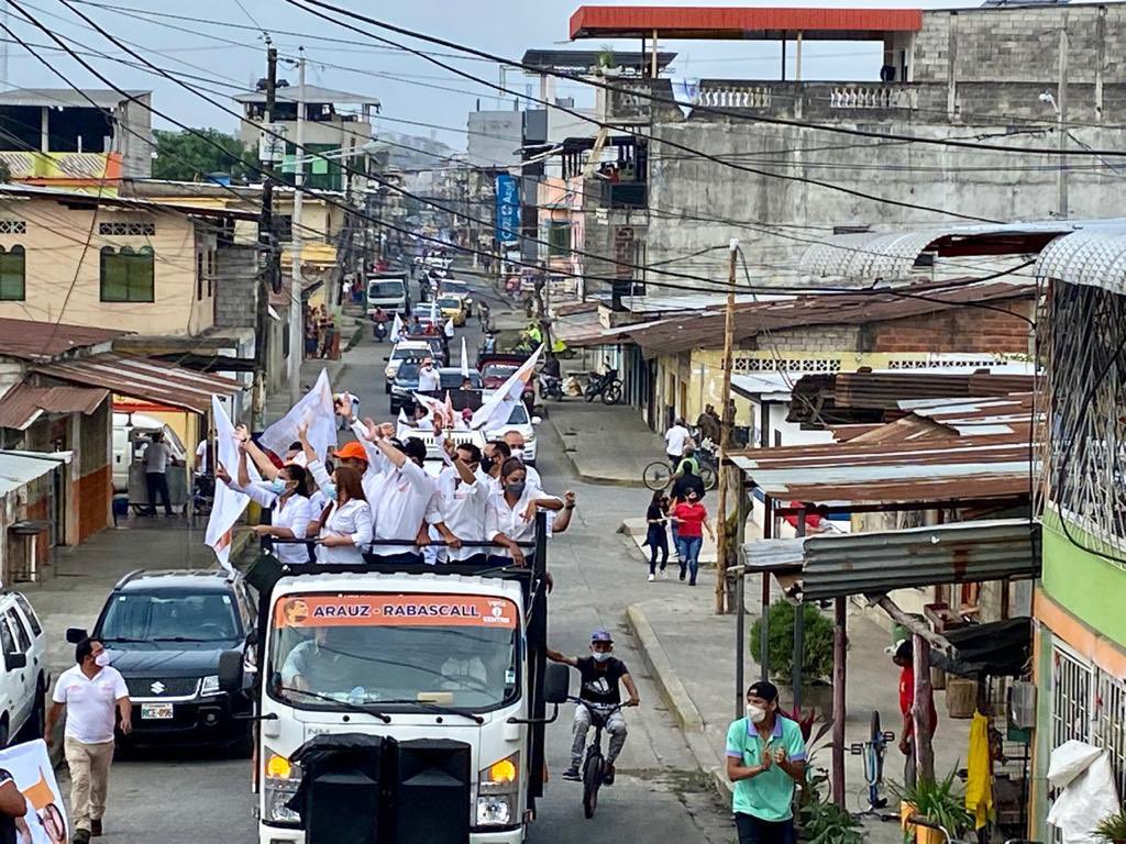 HAlvaradoE5's tweet photo. ¡La Revolución Ciudadana gobernó conversando con el pueblo, escuchando a los que más necesitan! Y vamos a volver. #LosRíosVotaUNO. En nuestros recorridos, conocemos lo que la gente clama, y ese sentir lo llevaremos a la Asamblea. #LosRíosVuelveABrillar @MashiRafael https://t.co/DVzBFF3VzR