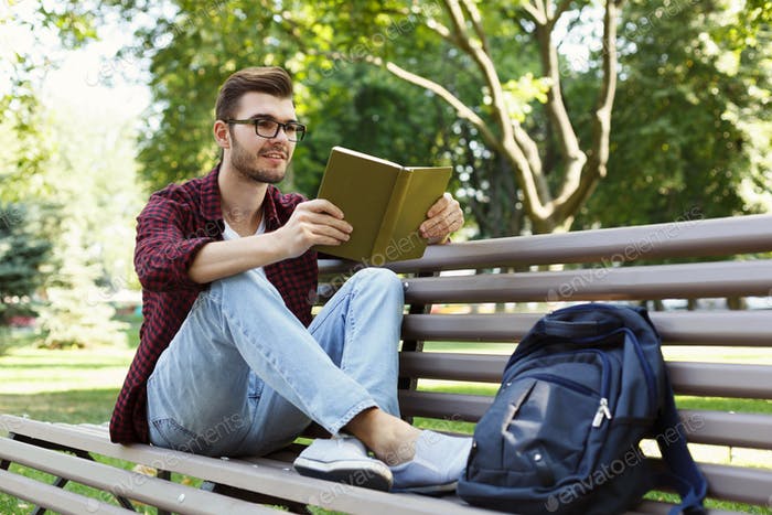 Чтение в поезде. Саморазвитие чтение. Чтение перед сном. Чтение в кровати. Go on reading.