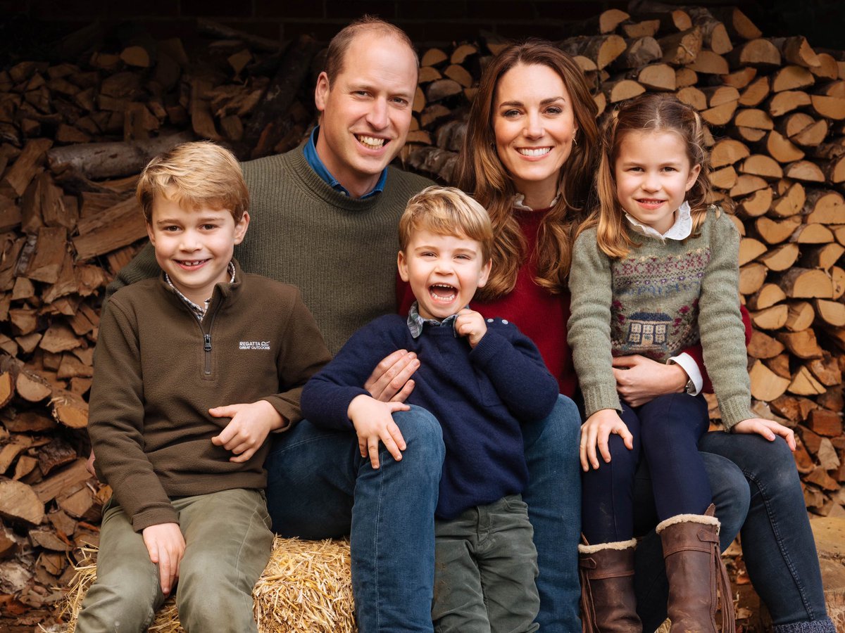 The Duke and Duchess are delighted to share a new image of their family, which features on their Christmas card this year🎄.

📸 by Matt Porteous