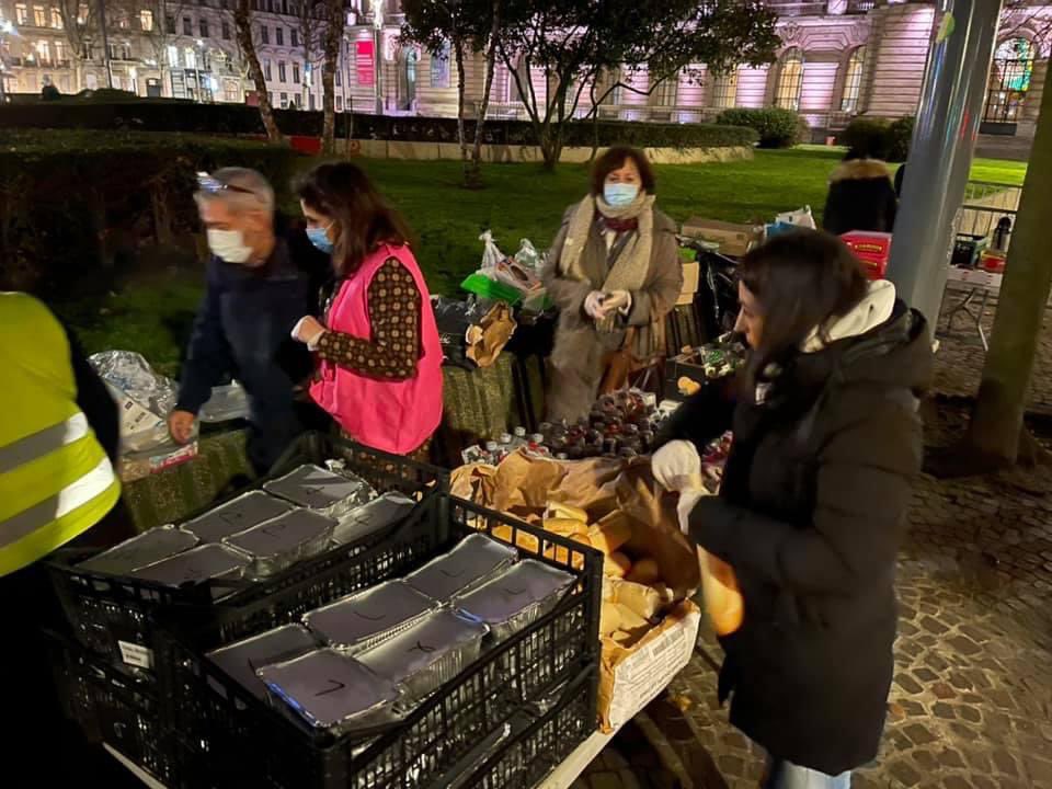 BouananiKalid's tweet photo. La soirée s’achève encore énormément de monde ce soir.
Réception de fruits et légumes frais, également un large choix de chocolats.
Des étals encore bien garnis chaleureusement offert par #MabroukiNordvrac 💕

De bons petits plats chauds préparés et distribués avec Amour 😍 https://t.co/TQUihmk5mq