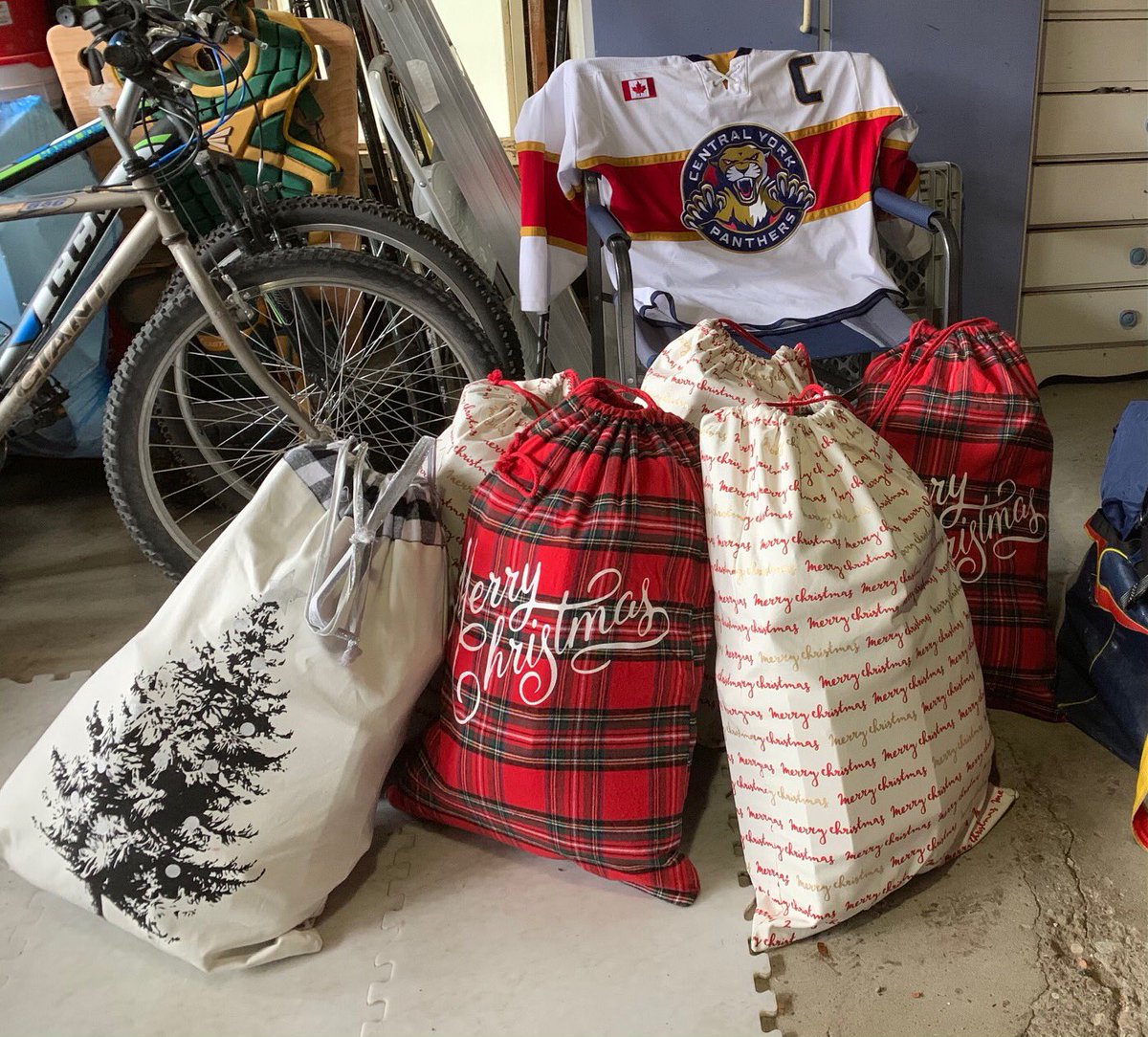 The U18 AA team continues its support of 360Kids (homeless youth) and the Hope charity (girls rescued from Human Trafficking). $390 in gift cards for 360Kids and 6 Christmas gift bags for the girls at “Hope”  were collected and donated.  well done Panthers!!