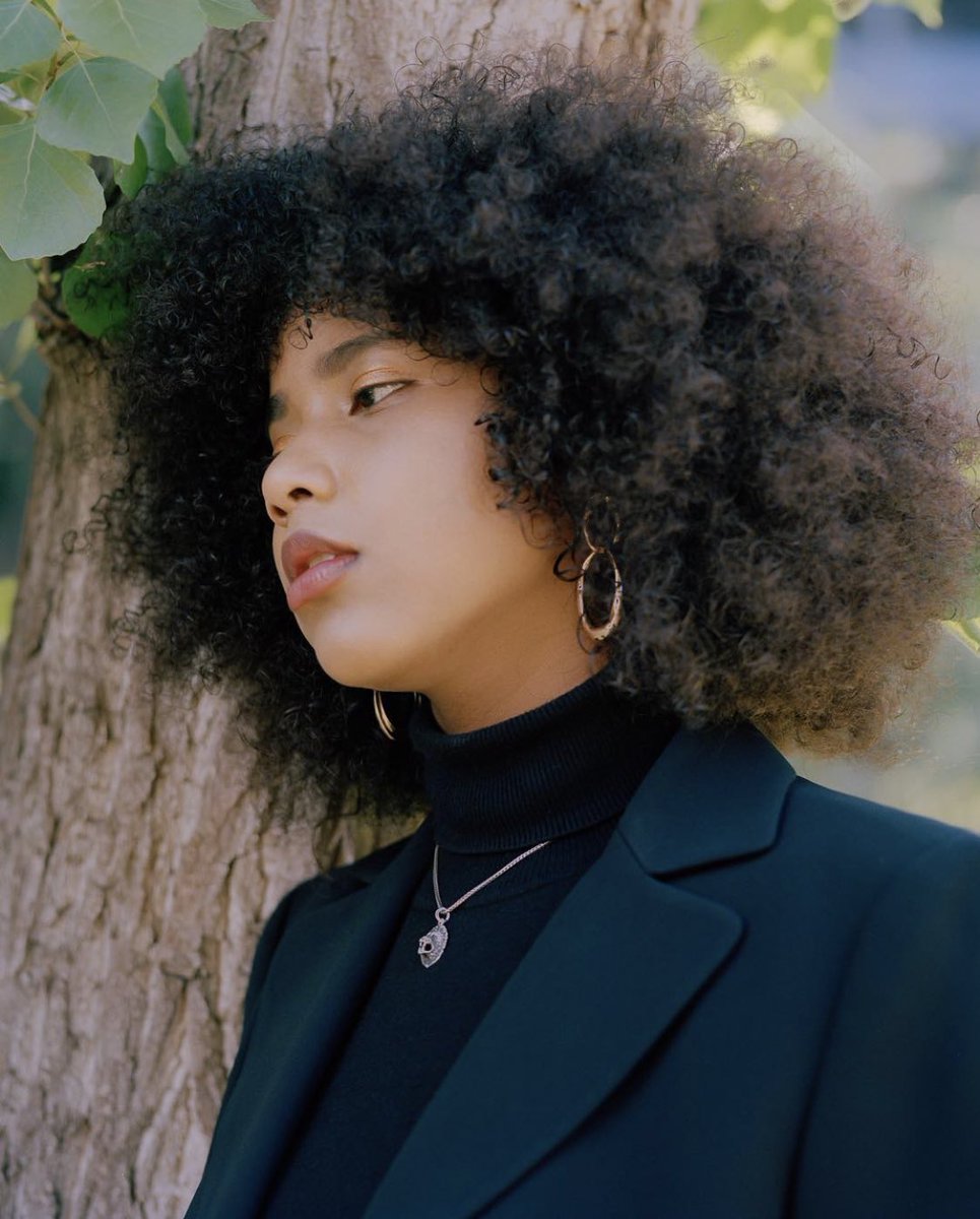  @sadendya  LABAD ASS BLACK WOMAN. CEO:  @redfutonstudio Commercials, Films, Music Videos YOU NAME IT SHE CAN LIGHT + SHOOT IT. Nothing but all black women dept heads on her sets.