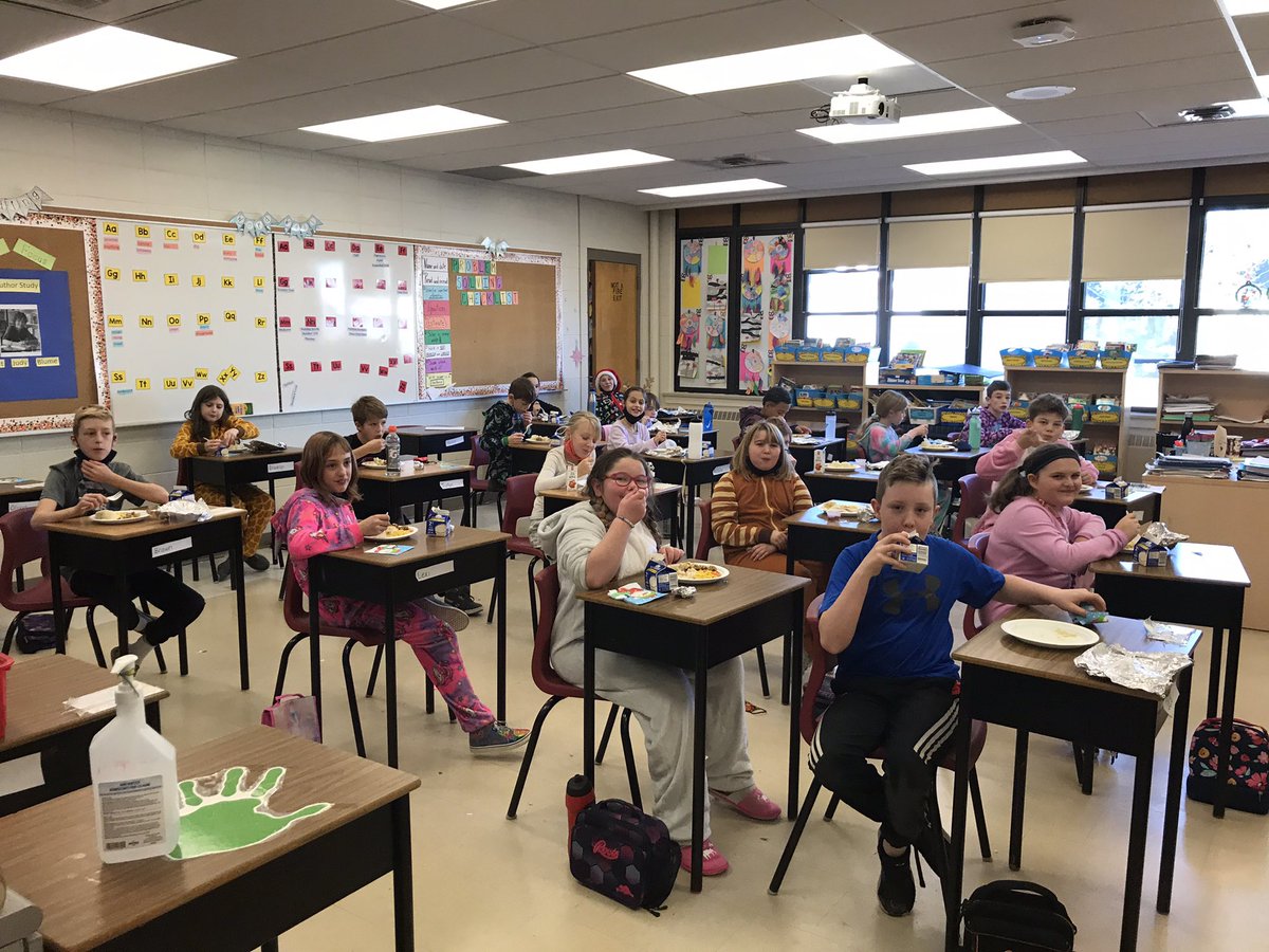 <a href="/AldershotElem/">Aldershot Elementary</a> students and staff celebrated with a FREE turkey dinner! Donations and volunteers made it possible. Happy Holidays everyone!  We 💕 our school, the 💎in the Valley 🍎. <a href="/AVRCE_NS/">Annapolis Valley Regional Centre for Education</a> #BlessedAndGrateful #Thankful