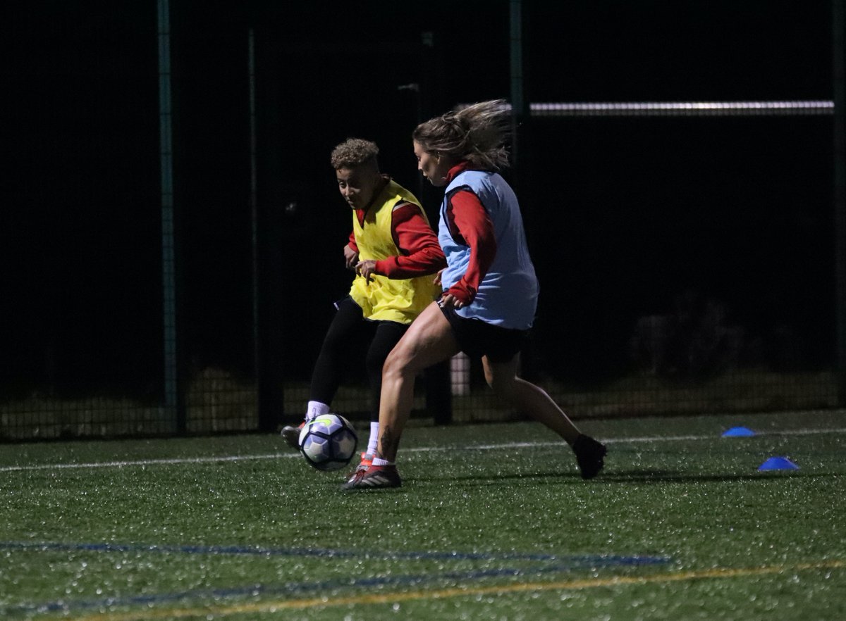 RedLanternPhoto's tweet photo. Huge thanks to @Kamran_M10 and @FCUnitedWomen for allowing me to their training session tonight. Had my first run with the new lens. Just like the players, us photographers need to keep match fit too ππΈ
#FCUMW
#TheFCway https://t.co/oogg7uxjZX