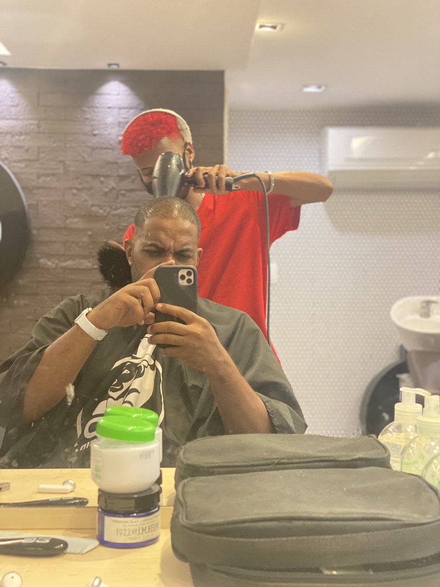 jrsimoes16's tweet photo. Telefone tocou vou até tentar melhorar essa carranca #barber #barbeariafabiosiqueira #ohsorte #hojesoacabamanha #clareou #marradedurao https://t.co/ODh9D9SUyw